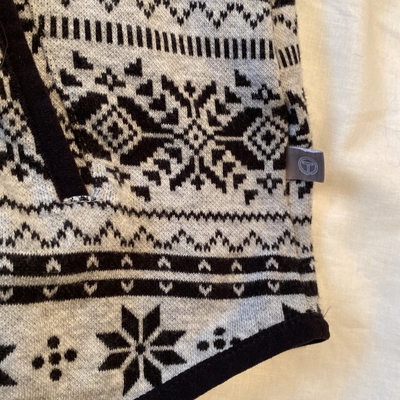 Talbots M blk/grey top.  It will fit a large, but tighter. - Picture 7 of 11